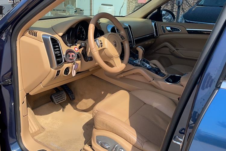 Used Porsche Cayenne 2011 Cayenne S Hybrid 3.0T Interior 2