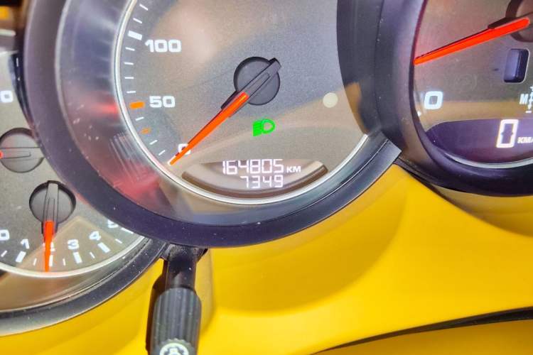 Used Porsche Cayenne 2011 Cayenne 3.0T Odometer Close Up