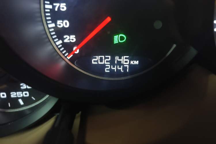 Used Porsche Cayenne 2011 Cayenne S Hybrid 3.0T Odometer Close Up