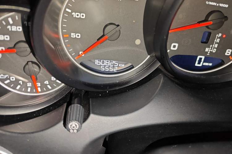 Used Porsche Cayenne 2011 Cayenne 3.0T Odometer Close Up