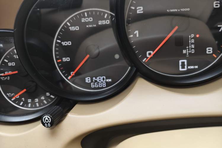 Used Porsche Cayenne 2011 Cayenne 3.0T Odometer Close Up