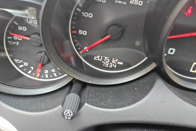 Used Porsche Cayenne 2011 Cayenne 3.0T Odometer Close Up