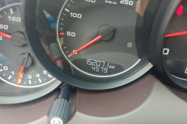 Used Porsche Cayenne 2011 Cayenne 3.0T Odometer Close Up