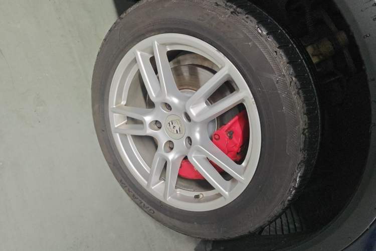 Used Porsche Cayenne 2011 Cayenne 3.0T Right Front Wheel Hub