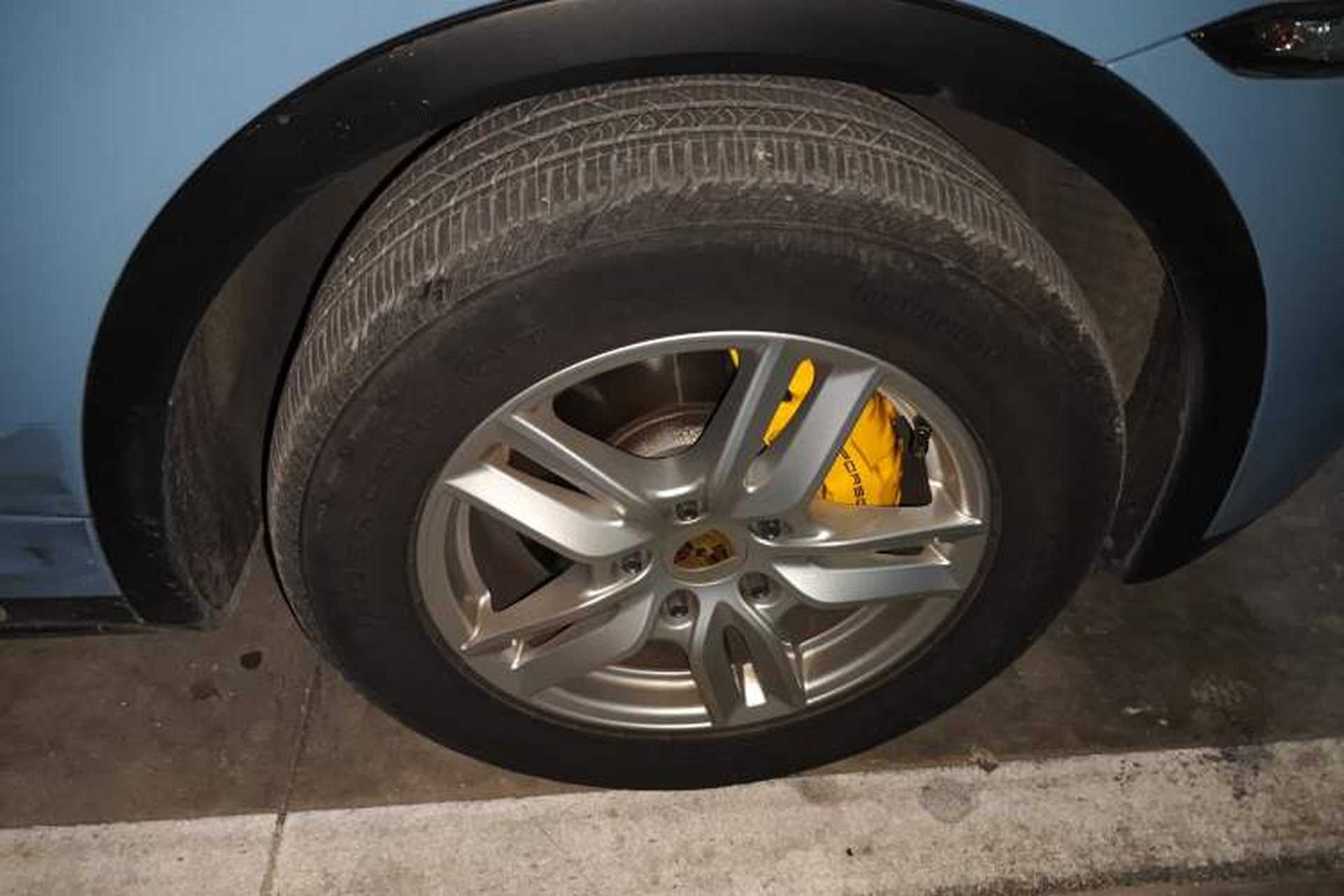 Used Porsche Cayenne 2011 Cayenne 3.0T Right Front Wheel Hub