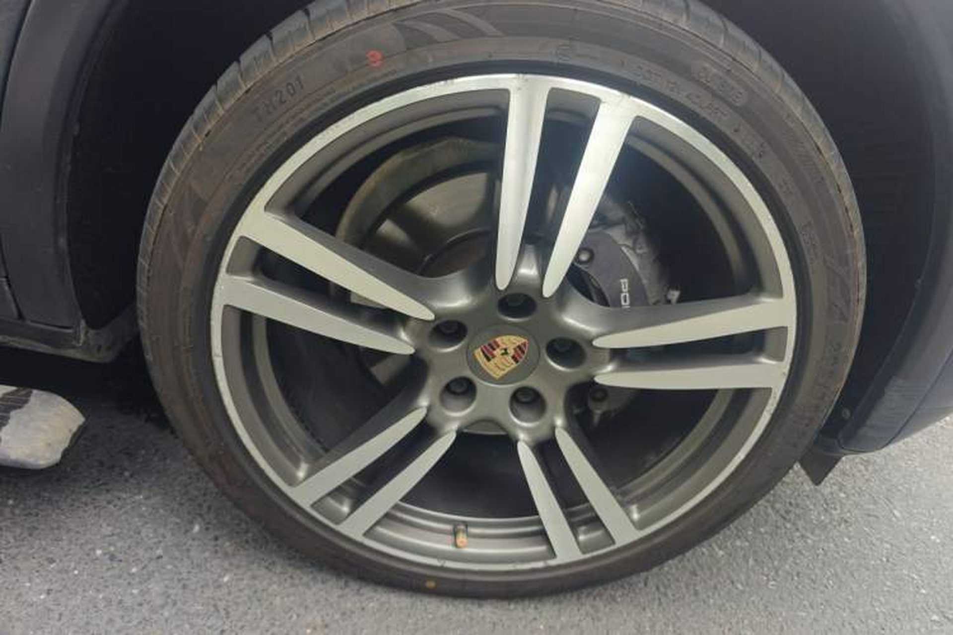 Used Porsche Cayenne 2011 Cayenne 3.0T Right Front Wheel Hub