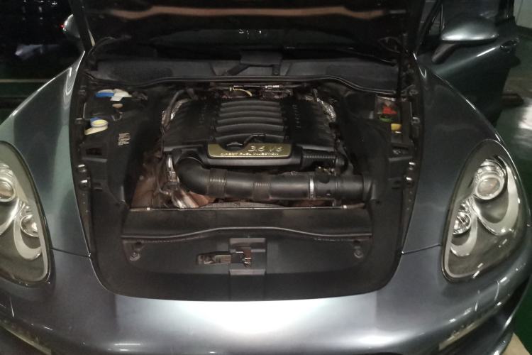 Used Porsche Cayenne 2011 3.6L automatic transmission U.S. specification Engine Bay