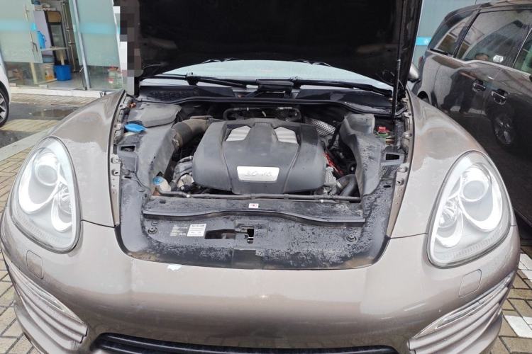 Used Porsche Cayenne 2011 Cayenne 3.0T Engine Bay
