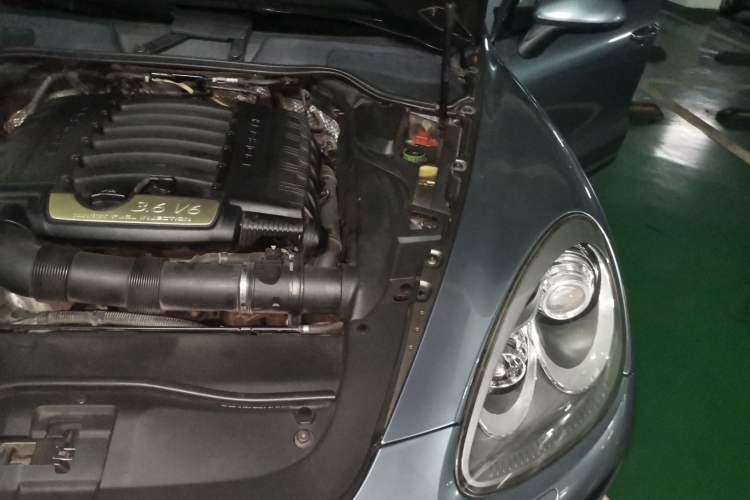 Used Porsche Cayenne 2011 3.6L automatic transmission U.S. specification Engine Bay Left