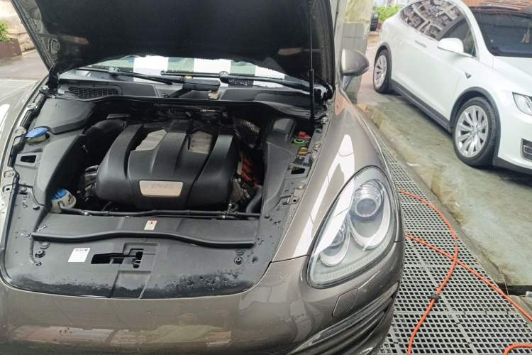 Used Porsche Cayenne 2011 Cayenne 3.0T Engine Bay Left