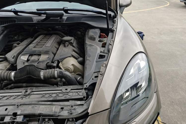 Used Porsche Cayenne 2011 Cayenne Turbo 4.8T Engine Bay Left