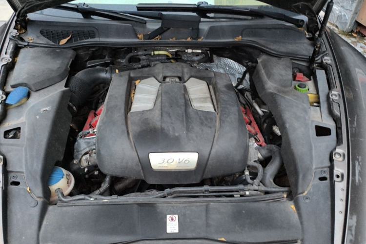 Used Porsche Cayenne 2011 Cayenne 3.0T Engine Bay