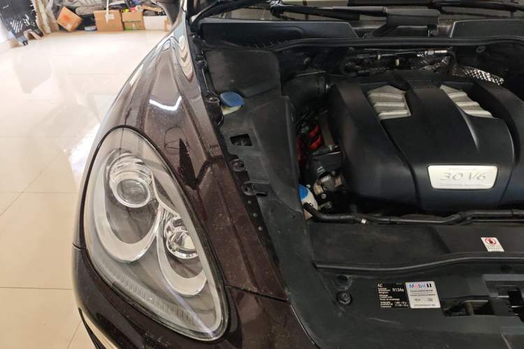 Used Porsche Cayenne 2011 Cayenne 3.0T Engine Bay Right