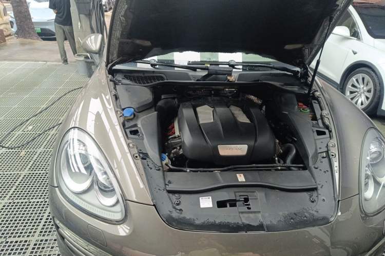Used Porsche Cayenne 2011 Cayenne 3.0T Engine Bay Right