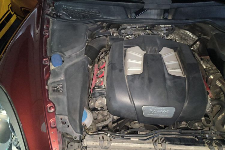 Used Porsche Cayenne 2011 Cayenne 3.0T Engine Bay Right