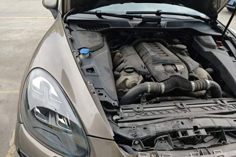 Used Porsche Cayenne 2011 Cayenne Turbo 4.8T Engine Bay Right