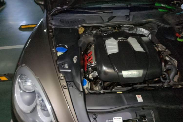 Used Porsche Cayenne 2011 Cayenne 3.0T Engine Bay Right