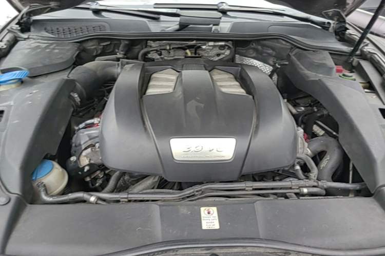 Used Porsche Cayenne 2011 Cayenne 3.0T Engine Bay