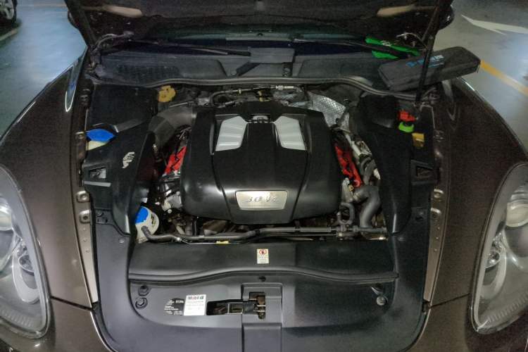 Used Porsche Cayenne 2011 Cayenne 3.0T Engine Bay