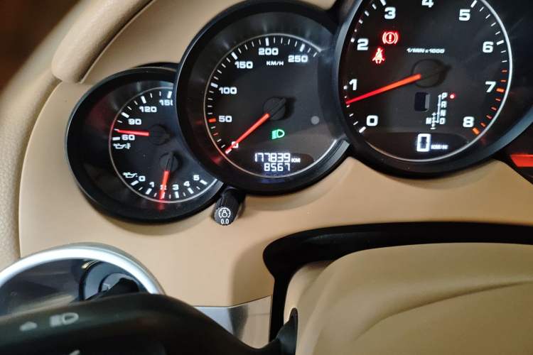 Used Porsche Cayenne 2011 Cayenne 3.0T Odometer Close Up