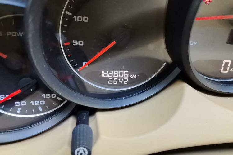 Used Porsche Cayenne 2011 Cayenne S Hybrid 3.0T Odometer Close Up