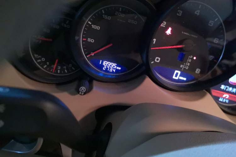 Used Porsche Cayenne 2011 Cayenne 3.0T Odometer Close Up