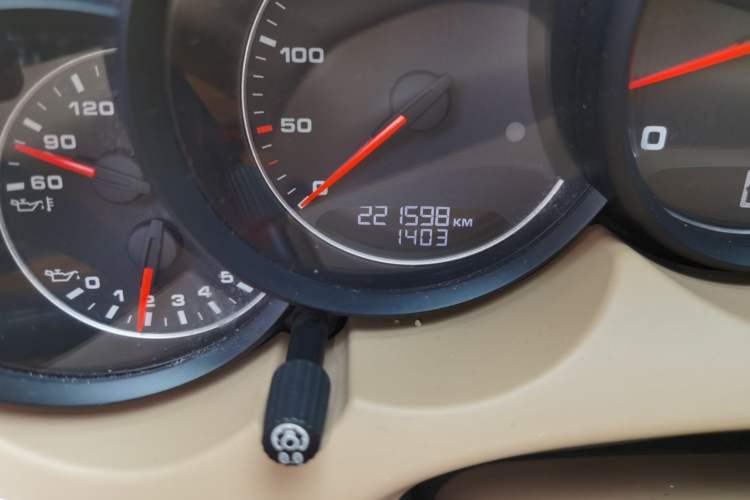 Used Porsche Cayenne 2011 Cayenne 3.0T Odometer Close Up