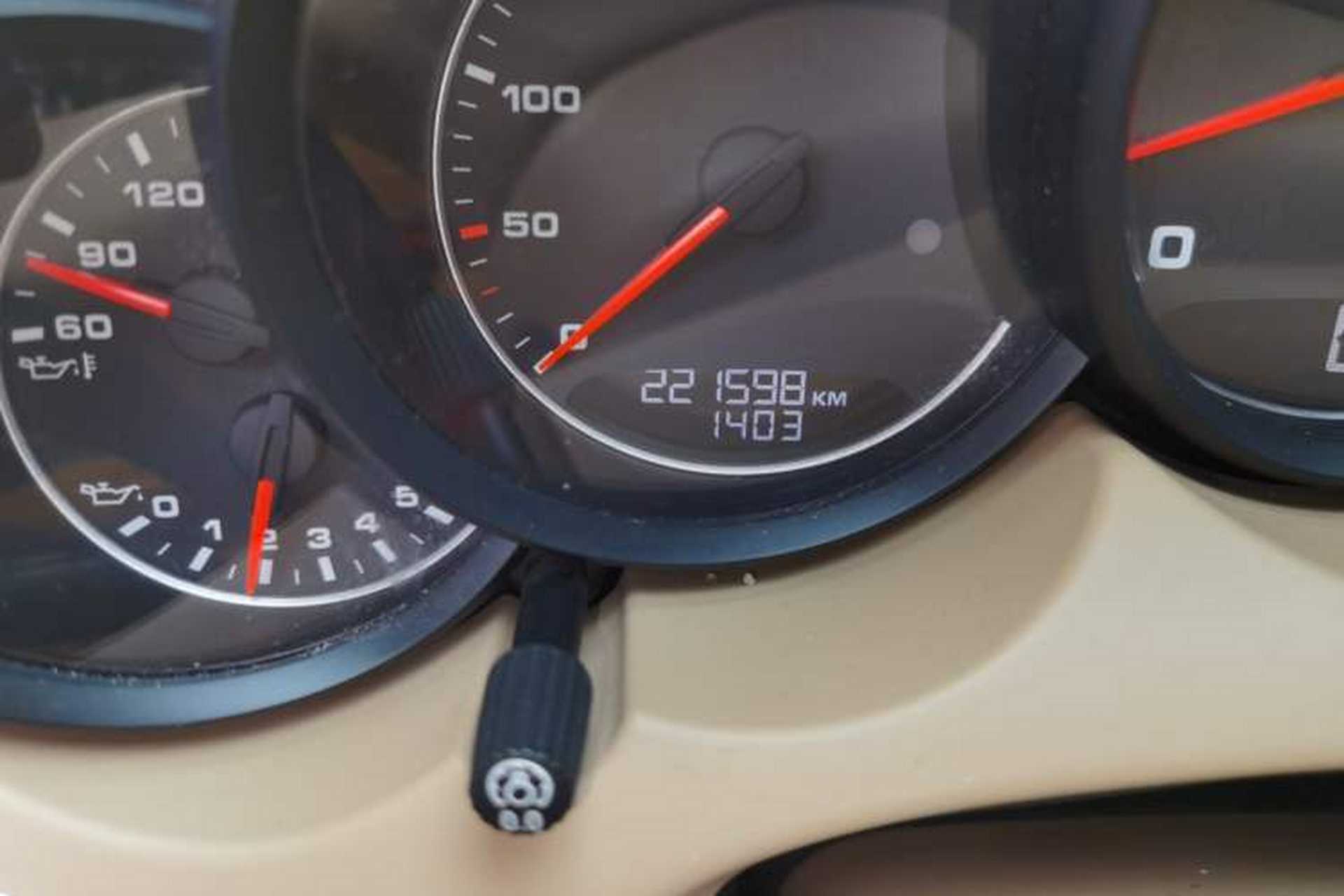 Used Porsche Cayenne 2011 Cayenne 3.0T Odometer Close Up