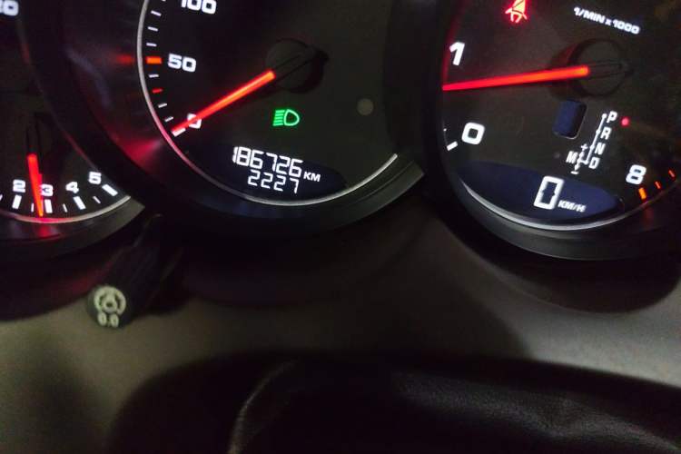 Used Porsche Cayenne 2011 Cayenne 3.0T Odometer Close Up
