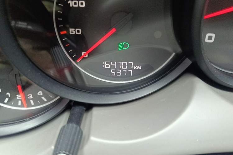 Used Porsche Cayenne 2011 Cayenne 3.0T Odometer Close Up