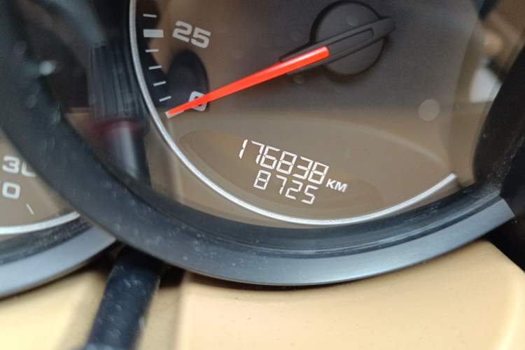 Used Porsche Cayenne 2011 Cayenne S Hybrid 3.0T Odometer Close Up