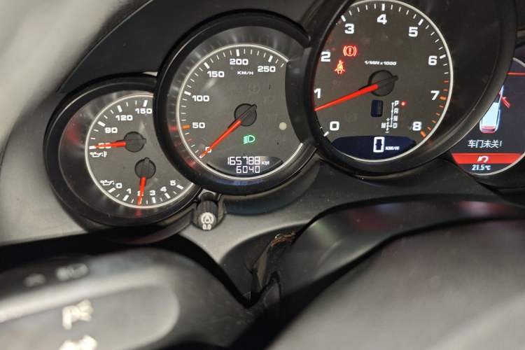 Used Porsche Cayenne 2011 Cayenne 3.0T Odometer Close Up