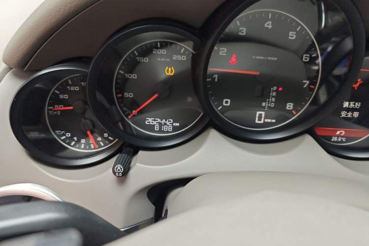 Used Porsche Cayenne 2011 Cayenne 3.0T Odometer Close Up