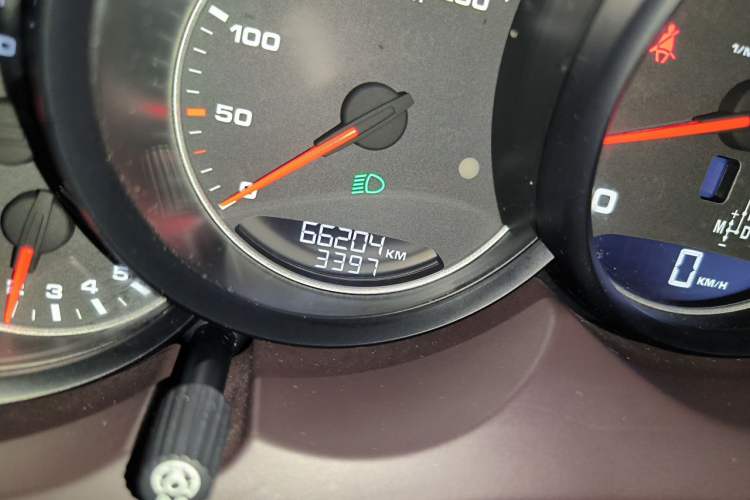 Used Porsche Cayenne 2011 Cayenne 3.0T Odometer Close Up