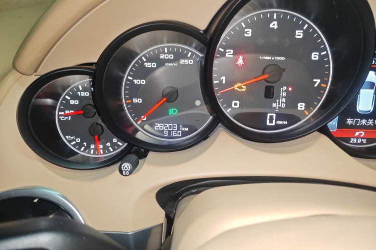 Used Porsche Cayenne 2011 Cayenne 3.0T Odometer Close Up