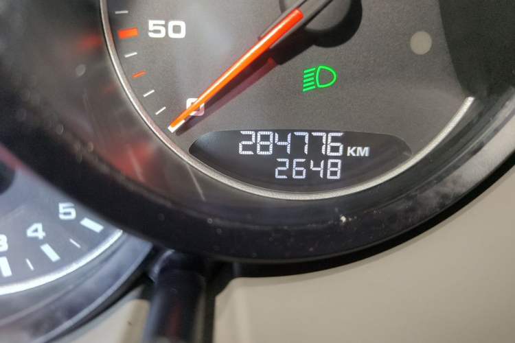 Used Porsche Cayenne 2011 Cayenne 3.0T Odometer Close Up