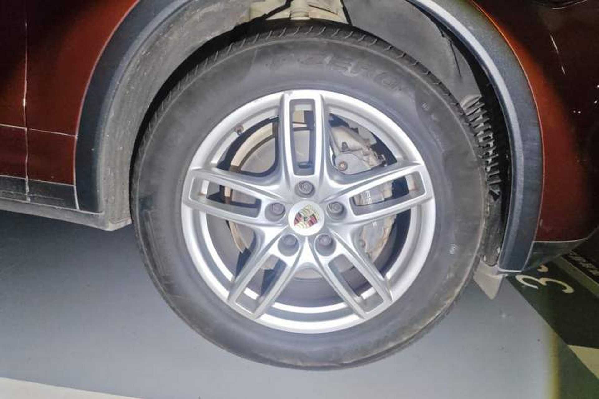 Used Porsche Cayenne 2011 Cayenne 3.0T Right Front Wheel Hub