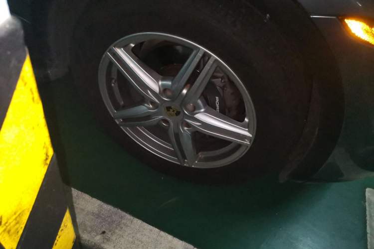 Used Porsche Cayenne 2011 3.6L automatic transmission U.S. specification Right Front Wheel Hub