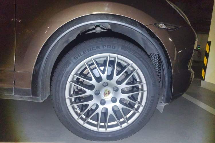 Used Porsche Cayenne 2011 Cayenne 3.0T Right Front Wheel Hub