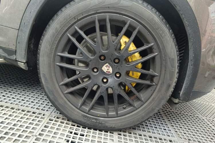 Used Porsche Cayenne 2011 Cayenne 3.0T Right Front Wheel Hub
