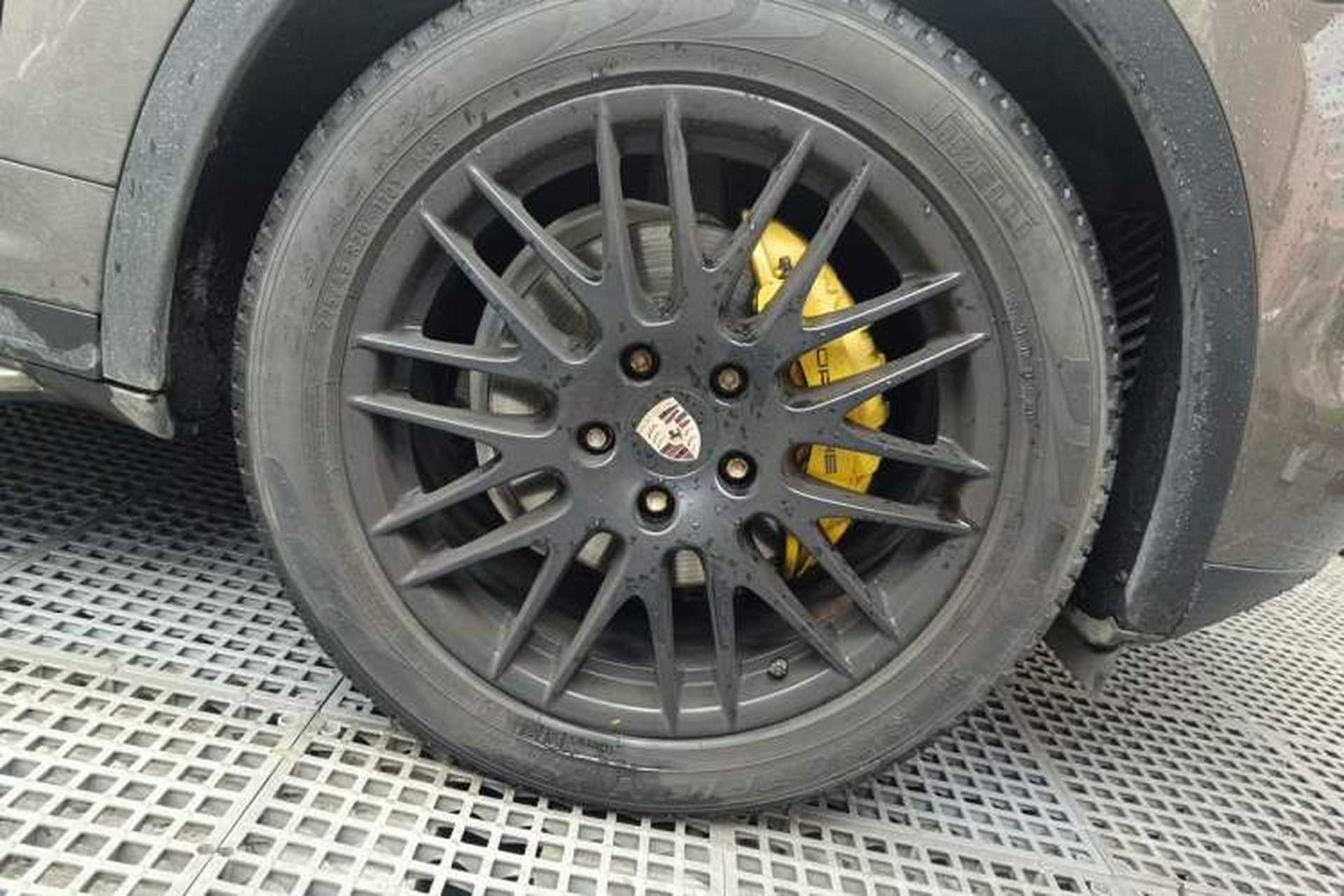 Used Porsche Cayenne 2011 Cayenne 3.0T Right Front Wheel Hub
