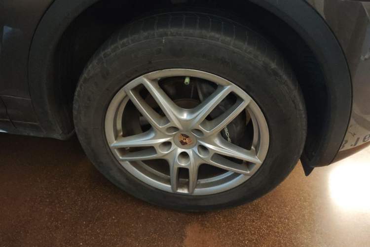 Used Porsche Cayenne 2011 Cayenne 3.0T Right Front Wheel Hub