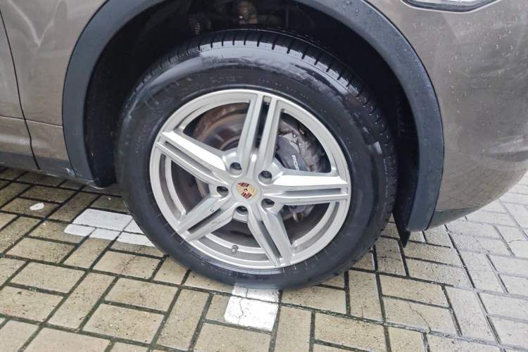 Used Porsche Cayenne 2011 Cayenne 3.0T Right Front Wheel Hub