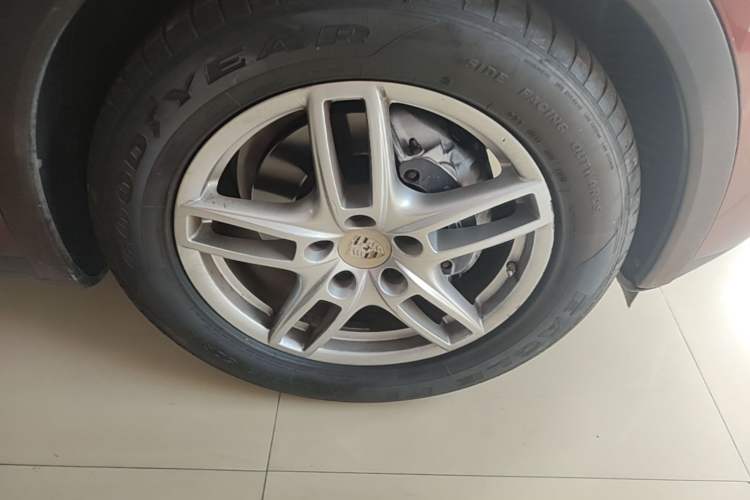 Used Porsche Cayenne 2011 Cayenne 3.0T Right Front Wheel Hub