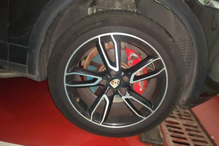 Used Porsche Cayenne 2011 Cayenne 3.0T Right Front Wheel Hub