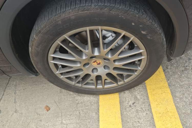Used Porsche Cayenne 2011 Cayenne S 4.8L Right Front Wheel Hub