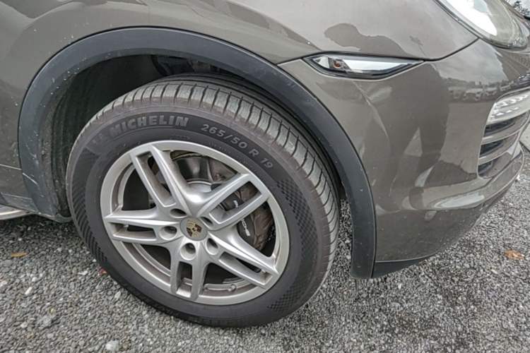 Used Porsche Cayenne 2011 Cayenne 3.0T Right Front Wheel Hub