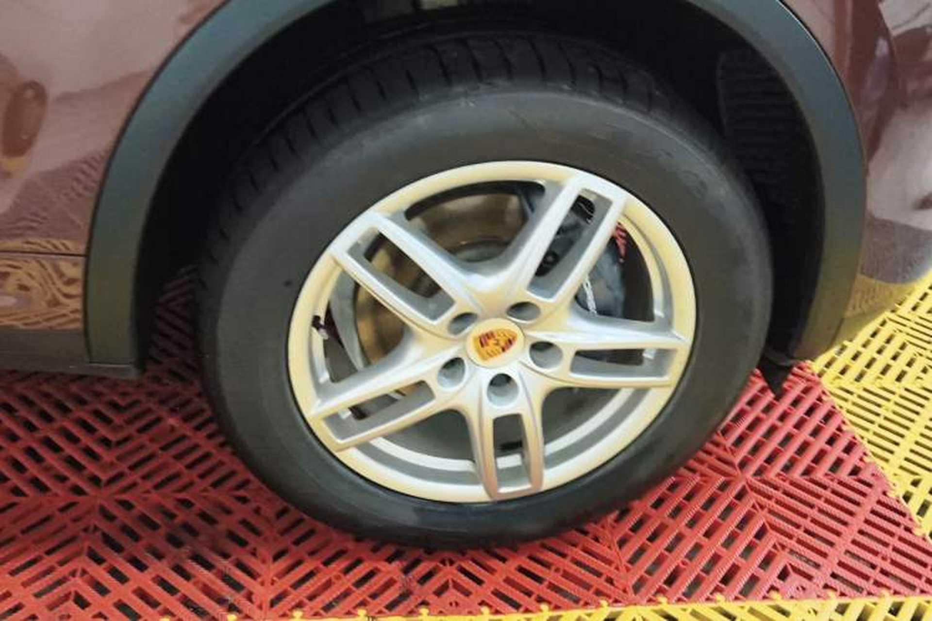 Used Porsche Cayenne 2011 Cayenne 3.0T Right Front Wheel Hub