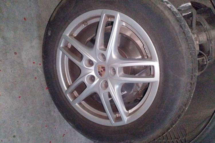 Used Porsche Cayenne 2011 Cayenne 3.0T Right Front Wheel Hub