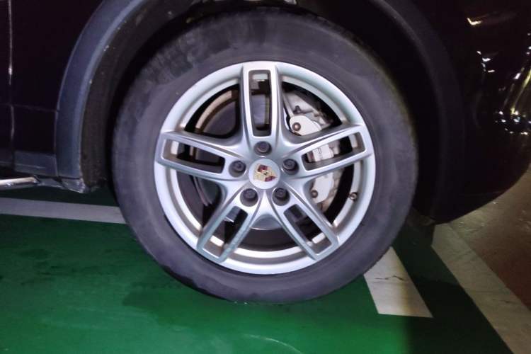 Used Porsche Cayenne 2011 Cayenne S 4.8L Right Front Wheel Hub